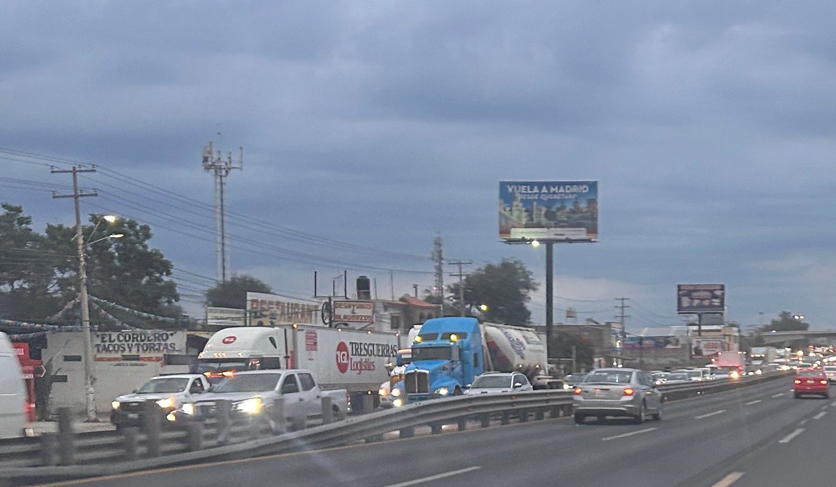 Liss_Arg's tweet photo. Accidente múltiple casi frente a Maseca sentido Silao-León, tráfico muy denso. Es mejor usar el eje metropolitano Cc @VivoEnLeon @iguanomayor @luz_adriana_gto https://t.co/cRWj4t2tvW