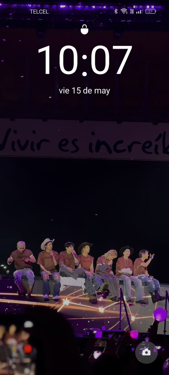 amideartes's tweet photo. El fondo que tuve desde que se fueron al sm /// el fondo que tengo desde que los ví ese 7 de mayo 😭😭 https://t.co/w1MTeV27x2