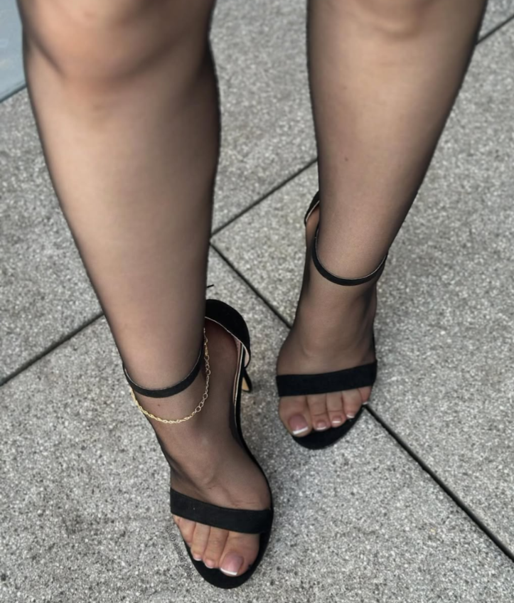 BettyStation's tweet photo. Like and retweet if you love her 👠💙    Follow me 4 daily cute heels! 👠💖 👠 #HighHeels  💖 👠 https://t.co/I9nafQDz37