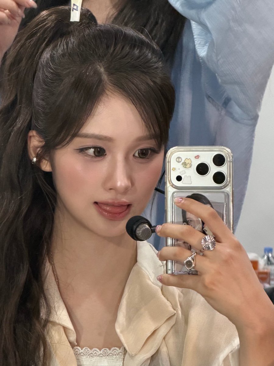 oullyoon's tweet photo. ──★ .. &amp;&amp;.  ’Mmlo! 🌱🪞  I did a mirror selfie on purpose to show off my cute phone case with my own face on the back. Wleee. 😋🐈 https://t.co/yGpkV23oUB
