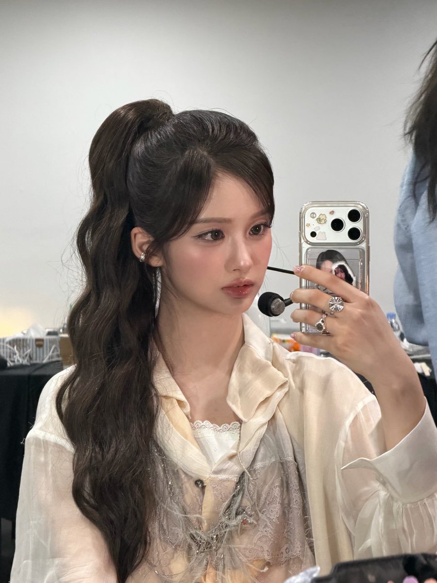 oullyoon's tweet photo. ──★ .. &amp;&amp;.  ’Mmlo! 🌱🪞  I did a mirror selfie on purpose to show off my cute phone case with my own face on the back. Wleee. 😋🐈 https://t.co/yGpkV23oUB
