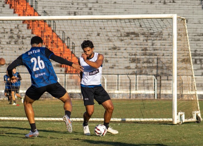 interdelimeira's tweet photo. REAPRESENTAÇÃO NO LIMEIRÃO! 🦁⚽

Após mais uma batalha, nosso elenco se reapresentou na tarde de hoje no Limeirão e iniciou a preparação para os próximos desafios da temporada.

Trabalho, foco e dedicação seguem sendo as palavras de ordem para a sequência da caminhada. 💪🖤🤍

Seguimos juntos, evoluindo a cada treino e representando com orgulho a listrada mais tradicional do Estado! 🔥

#VAILEÃO 🦁🏁