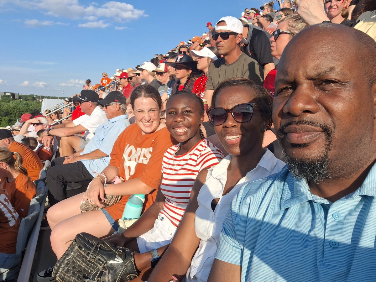 angsbpitcher28_'s tweet photo. #WCWSSelfie https://t.co/mWCId3aXA3
