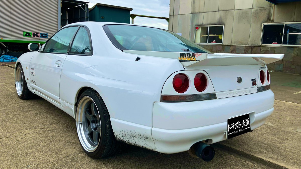 trustplanning32's tweet photo. 【買取車両】
秋田県のお客様より、
フルチューンドラッグ仕様のBCNR33
をお譲り頂きました！

HKS2.8L  T51SPL OS-88 等バリバリの
ドラッグ仕様！勿論LINEロックも付いてます！JDDAのステッカーからも分かる様に、
最近まで走っていた車両かと思われます！

チューンドRをご売却の際は、是非トラスト企画までご相談ください✨

買取査定フォーム
https://t.co/N16tN5QzsY