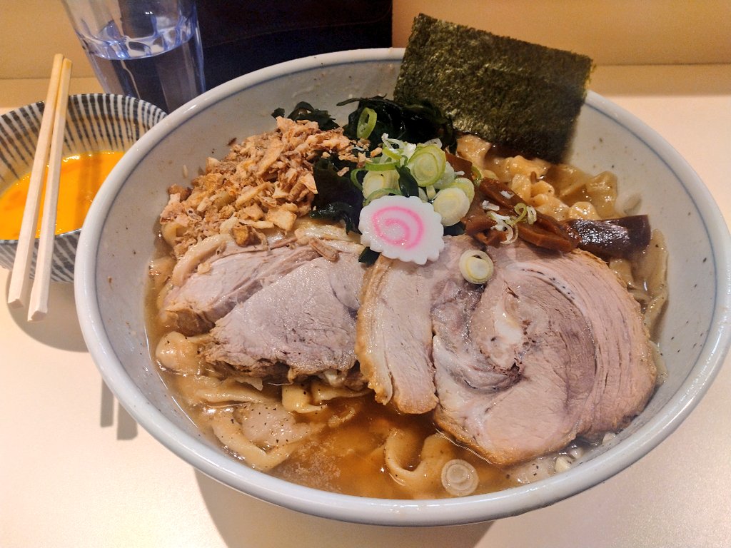 mamegonbe1's tweet photo. 二丁目ラーメン
塩あぶらそば（大）
生たまご、生たまご

新リリースの塩あぶらそば💡
麺が相変わらず美味い😋
しかしまあ、久しぶりにパンチ👊来たね(笑)
店主の塩つけめんばりの塩味バイオレンス(笑)
600以上の人は後半は結構味付けが重い😙
味薄めで、最初から少し豚出汁割でもちょうどいいかも😎 https://t.co/53ed2b6Uav