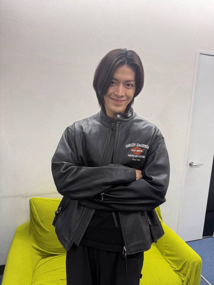 nayutasquad's tweet photo. 260605 YUTA INSTAGRAM UPDATE

“I’m on aniki’s care again‼️
I brought him instant ramen and he gave me a leather jacket 🦋🔥
I’ll take good care using it 👍👍”

#YUTA
#中本悠太