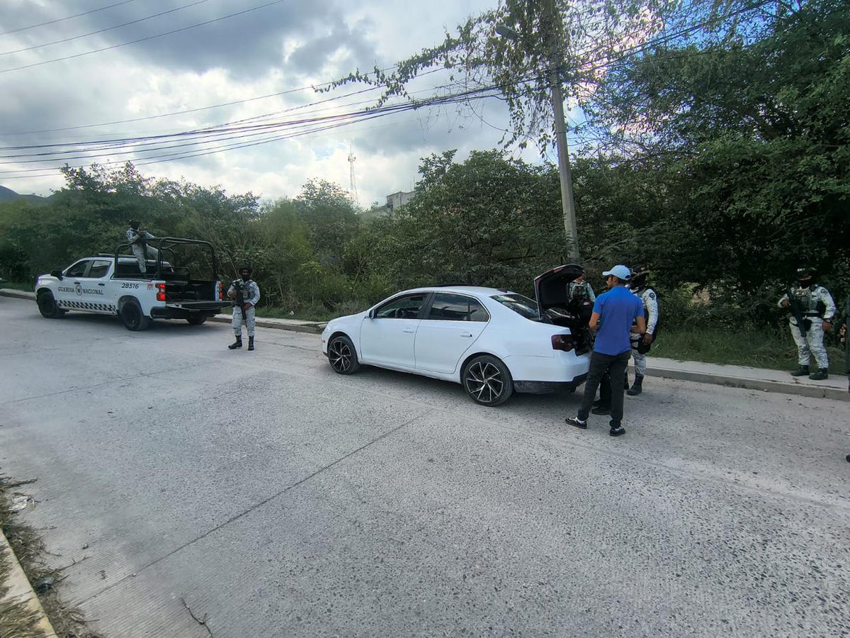 SSPGro's tweet photo. Como parte del reforzamiento operativo que se mantiene en la capital del estado, elementos de la Policía Estatal y de la Guardia Nacional dan continuidad a las acciones de proximidad social, vigilancia preventiva y atención ciudadana en distintos sectores de Chilpancingo.

Los recorridos se desarrollan en colonias de las zonas oriente y poniente de la ciudad, donde el personal operativo establece puestos de atención ciudadana y fortalece la presencia institucional en puntos estratégicos, contribuyendo a las acciones de prevención del delito y a la generación de entornos más seguros para la población.

Protegiendo a Guerrero, cercanos a ti.