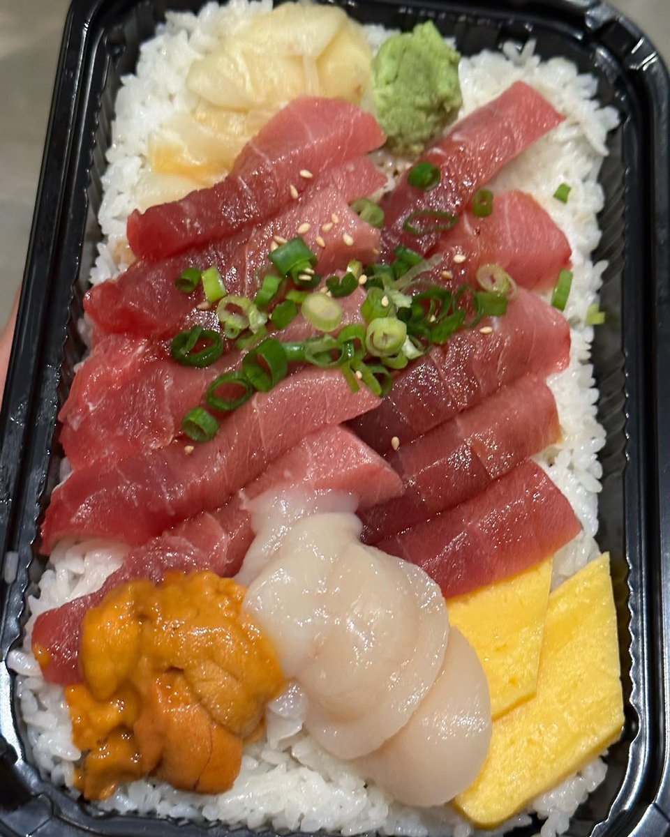 VanessaChuaZ's tweet photo. Fresh tuna, creamy uni, sweet scallops, and perfectly seasoned rice every bite feels like a little taste of Japan. 🍣✨
#SushiLover #TunaDon #UniLover #Scallops #JapaneseFood #Foodie #Foodstagram #SeafoodLover #SushiTime #InstaFood 🍣🥢 https://t.co/20kX1zsKna