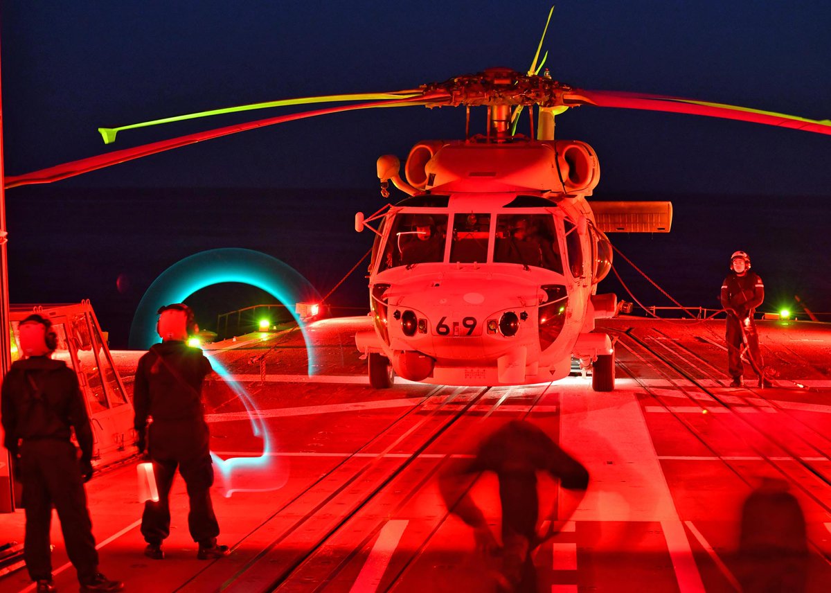 JMSDF_PAO's tweet photo. 赤い光に包まれた夜の甲板✨
緊張感のある飛行作業を無事に終えた甲板上に、幻想的な光景が広がります

#赤い光 #夜間誘導 https://t.co/l8P0qwnMUx