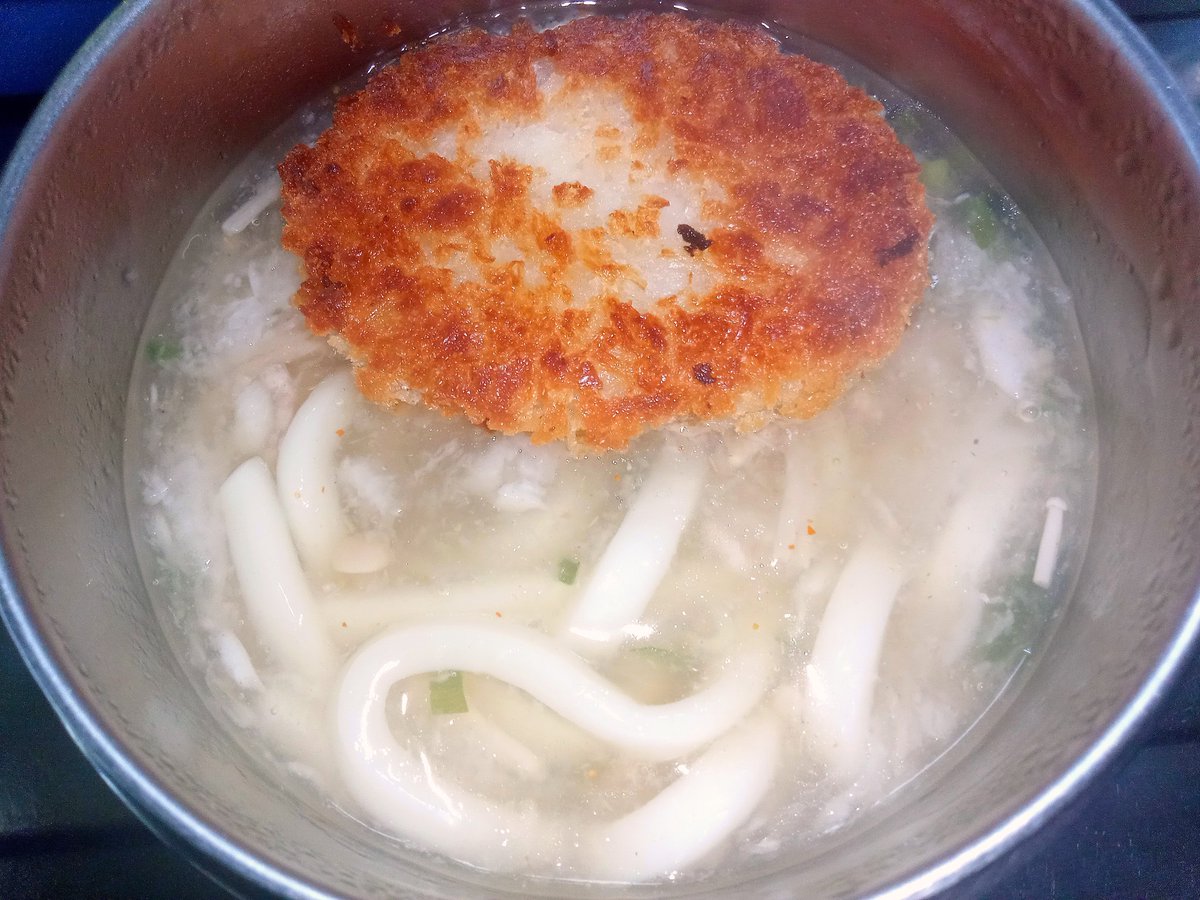 baron666's tweet photo. おはようございます。今朝もみぞれ仕立てのなめ茸と豚ひき肉入りとろみ付きコロッケうどんでした。美味い。
#朝食 #うどん https://t.co/t2hJkQJvxU