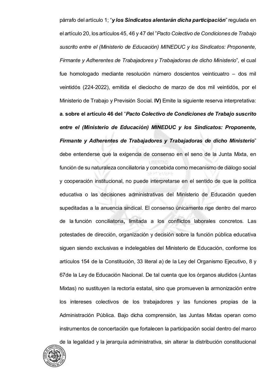 SaptaDigital's tweet photo. #Nacionales 
🔴Revés legal para Joviel Acevedo y el STEG.

La Corte de Constitucionalidad, declaró "con lugar" la acción de inconstitucionalidad contra varias disposiciones del Pacto Colectivo firmado entre el Mineduc (gobierno de Alejandro Giammattei) y el STEG.

¿Qué significa este fallo?

El STEG ya no podrá condicionar las políticas educativas, pues se anularon las frases que exigían su "previo consenso" y aprobación.

El sindicato pierde la facultad otorgada en el artículo 62 para realizar monitoreos y evaluaciones de los programas y servicios del Mineduc.

La CC determinó que la política educativa y las decisiones administrativas no pueden quedar "supeditadas a la anuencia sindical".

Las potestades de dirección y decisión sobre la función pública educativa siguen siendo exclusivas e indelegables del Ministerio de Educación.

Estos cambios entrarán en vigencia al día siguiente de ser publicados en el Diario Oficial.

#SaptaDigital #Guatemala