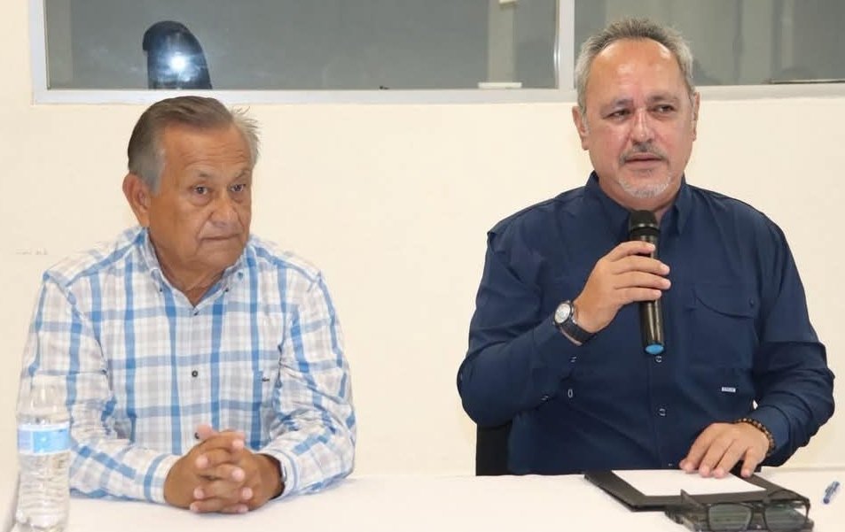 NotiPesca's tweet photo. Seguimiento y acompañamiento, dice el titular de @Conapesca; muy bien, solo falta que se atiendan las peticiones de los productores acuícolas de camarón.
https://t.co/OjqOw0tmxI… https://t.co/jDlff3inxA