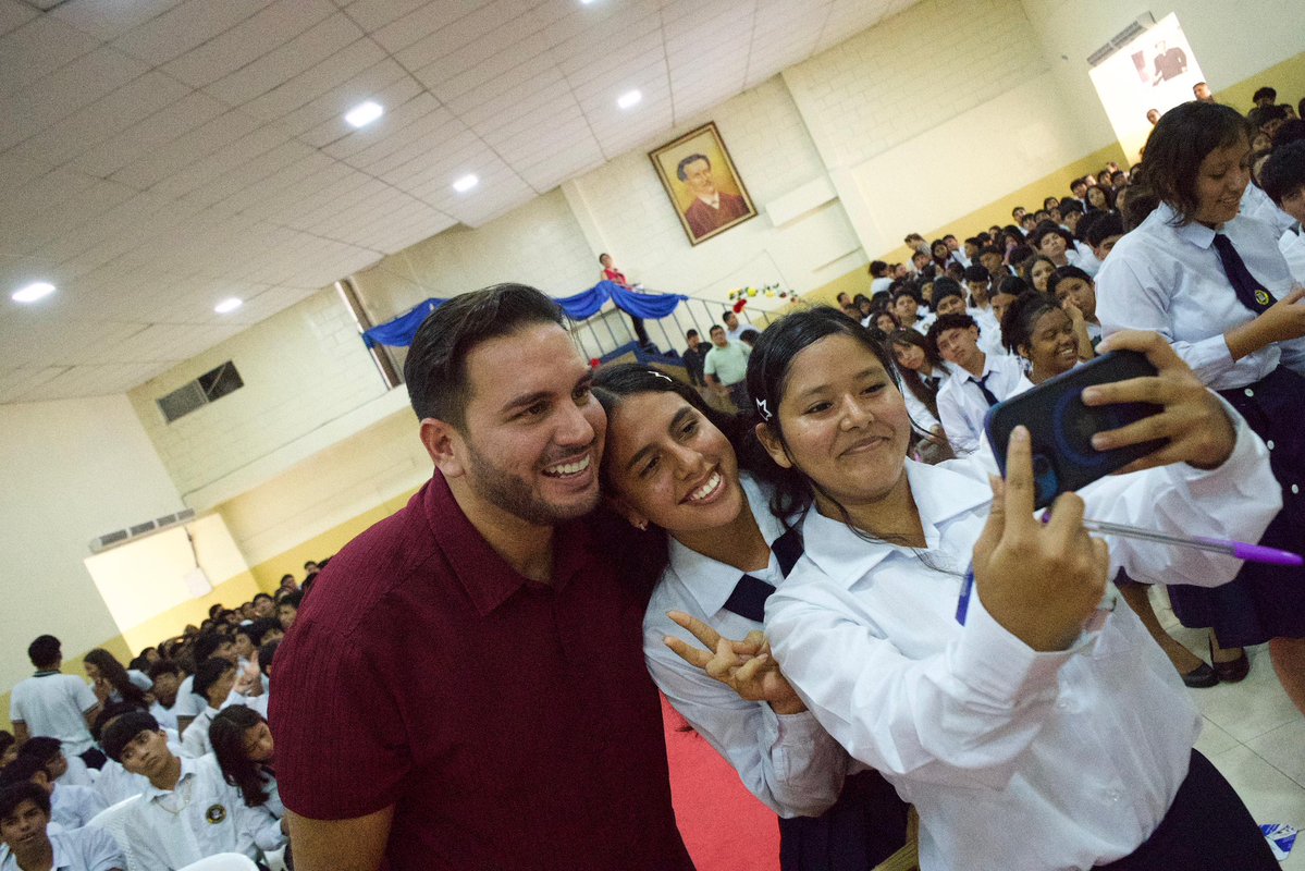 CpccsEc's tweet photo. 📍Desde #Guayaquil, el presidente del CPCCS, @AndresFantoniB, compartió con estudiantes de la Unidad Educativa Fiscal “Juan Montalvo” en una nueva jornada de #TuVozParticipa.

La participación ciudadana se construye escuchando a las nuevas generaciones. https://t.co/iC71XAQGUv