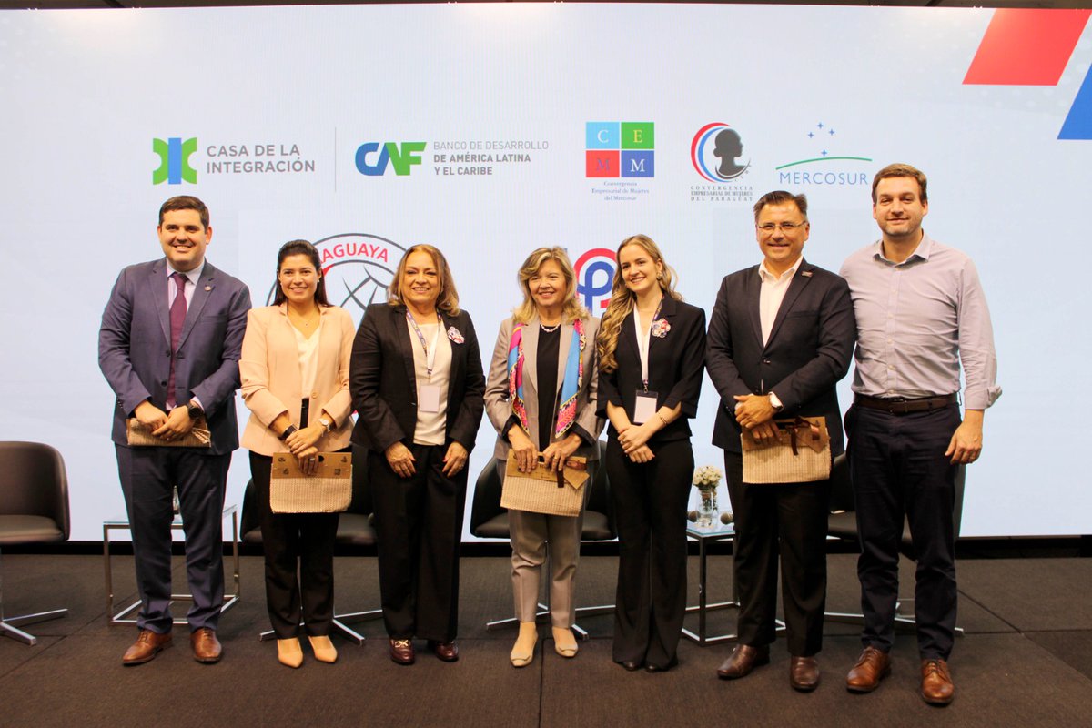 SENACSA's tweet photo. 12 ENCUENTRO DE EMPRESARIAS DE LA CONVERGENCIA EMPRESARIAL DE MUJERES DEL MERCOSUR

El presidente del SENACSA, Dr. José Carlos Martin participó como moderador del panel " Comercialización de proteínas en el contexto Mercosur - Unión Europea, durante el 12 Encuentro de Empresarias de la Convergencia Empresarial de Mujeres del MERCOSUR. 

El objetivo del debate fue generar un espacio público - privado para identificar el estado actual, desafíos y oportunidades del sector de proteínas en el marco de la relación MERCOSUR - Unión Europea mediante la articulación de agendas regionales, promoviendo competitividad, acceso a mercados y cumplimiento de estándares internacionales. 

El evento tuvo lugar en las instalaciones de la Casa de la Integración y contó con la presencia de autoridades nacionales, mujeres empresarias nacionales e internacionales, e invitados especiales.