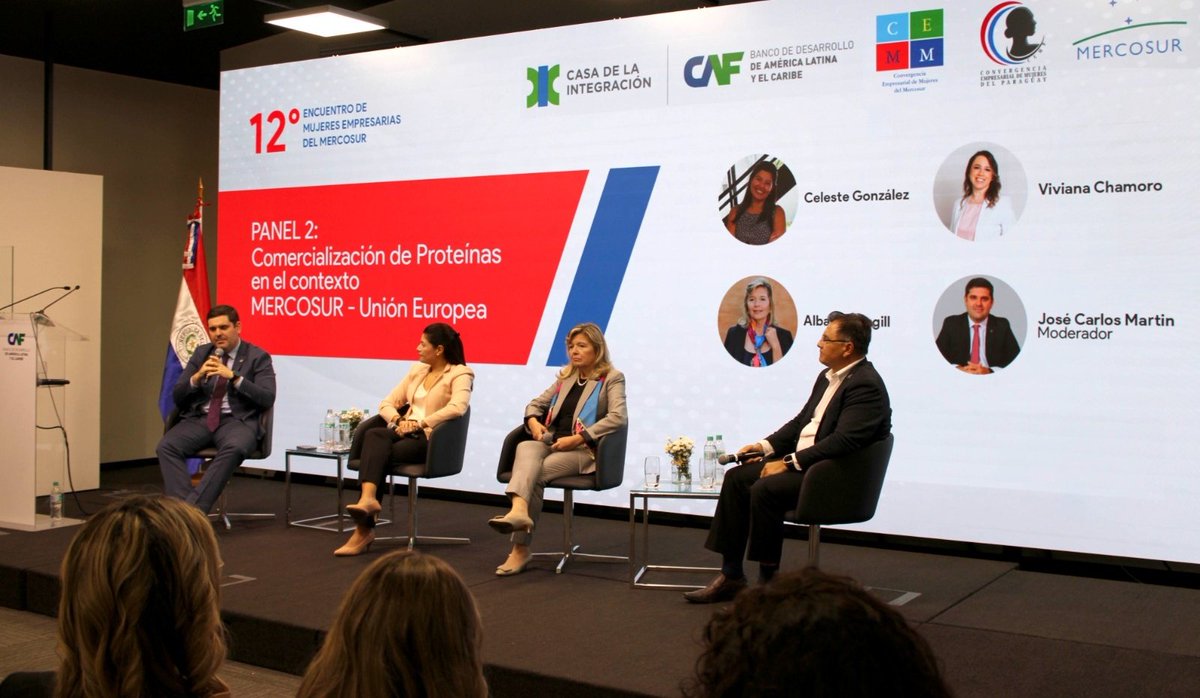 SENACSA's tweet photo. 12 ENCUENTRO DE EMPRESARIAS DE LA CONVERGENCIA EMPRESARIAL DE MUJERES DEL MERCOSUR

El presidente del SENACSA, Dr. José Carlos Martin participó como moderador del panel " Comercialización de proteínas en el contexto Mercosur - Unión Europea, durante el 12 Encuentro de Empresarias de la Convergencia Empresarial de Mujeres del MERCOSUR. 

El objetivo del debate fue generar un espacio público - privado para identificar el estado actual, desafíos y oportunidades del sector de proteínas en el marco de la relación MERCOSUR - Unión Europea mediante la articulación de agendas regionales, promoviendo competitividad, acceso a mercados y cumplimiento de estándares internacionales. 

El evento tuvo lugar en las instalaciones de la Casa de la Integración y contó con la presencia de autoridades nacionales, mujeres empresarias nacionales e internacionales, e invitados especiales.