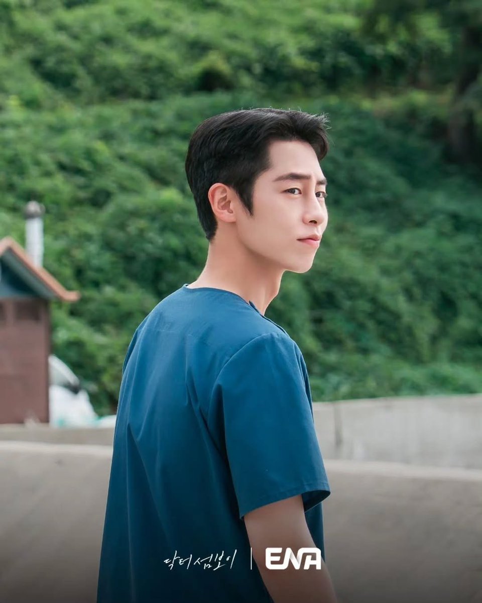 leejaewookina's tweet photo. Still Cuts terbaru <Doctor on the Edge>

Chemistry visual yang menenangkan dan bikin hati adem antara Lee Jae Wook dan Shin Ye Eun meledak maksimal! 💚

Behind-the-scenes cut mereka akhirnya dirilis!! 🏝️

#닥터섬보이 #이재욱 #신예은 #LeeJaeWook #doctorontheedge https://t.co/xoDJhTQ58h