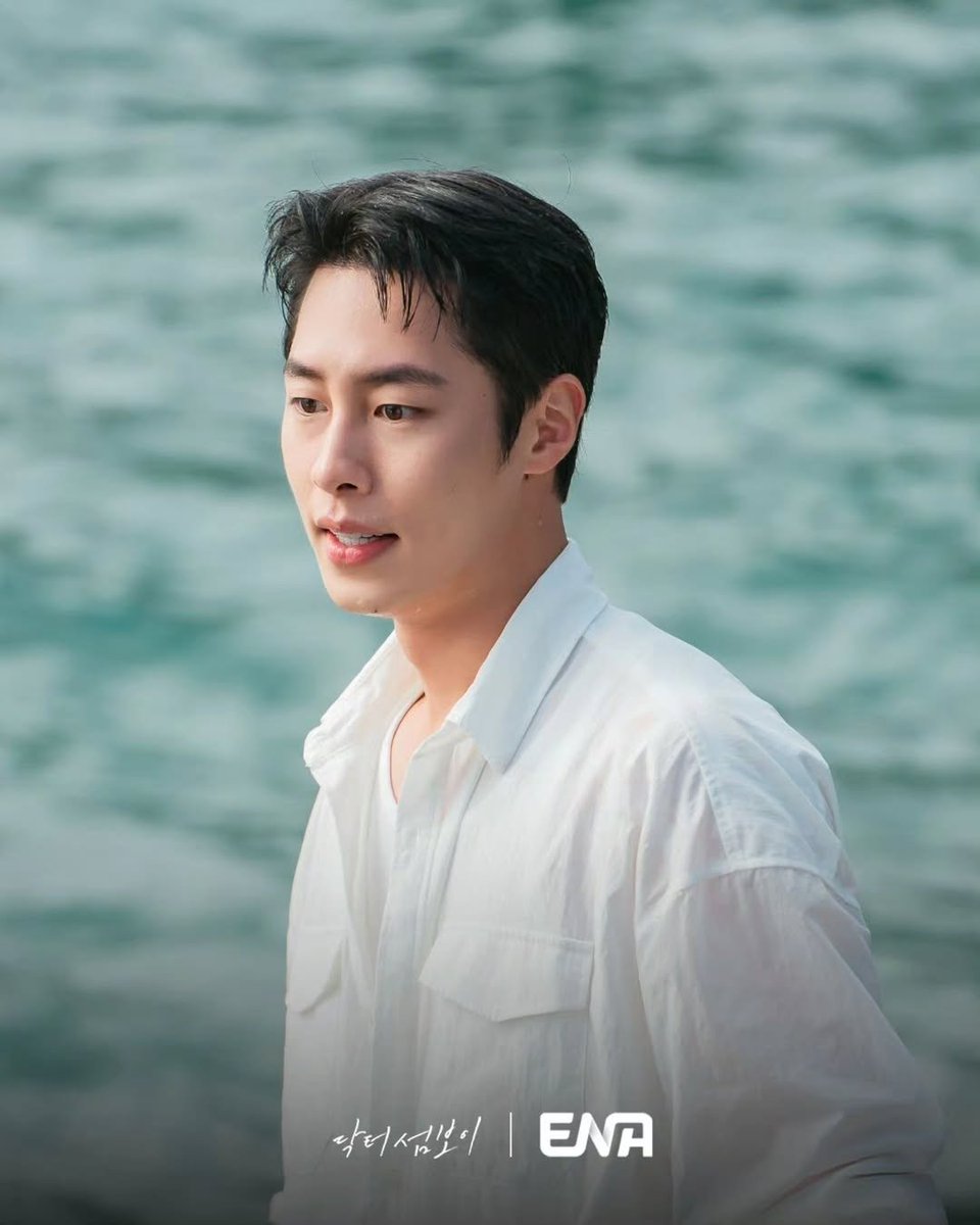 leejaewookina's tweet photo. Still Cuts terbaru <Doctor on the Edge>

Chemistry visual yang menenangkan dan bikin hati adem antara Lee Jae Wook dan Shin Ye Eun meledak maksimal! 💚

Behind-the-scenes cut mereka akhirnya dirilis!! 🏝️

#닥터섬보이 #이재욱 #신예은 #LeeJaeWook #doctorontheedge https://t.co/xoDJhTQ58h