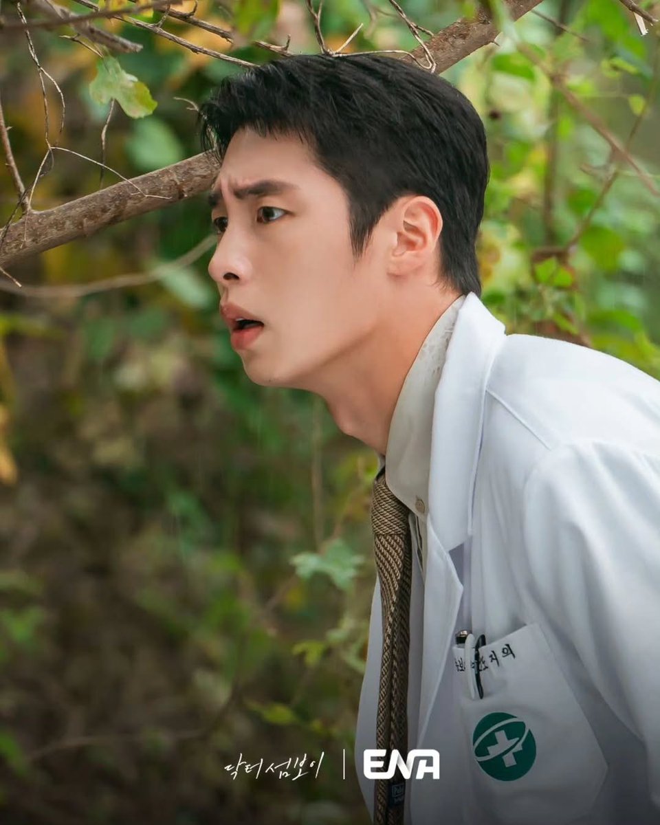 leejaewookina's tweet photo. Still Cuts terbaru <Doctor on the Edge>

Chemistry visual yang menenangkan dan bikin hati adem antara Lee Jae Wook dan Shin Ye Eun meledak maksimal! 💚

Behind-the-scenes cut mereka akhirnya dirilis!! 🏝️

#닥터섬보이 #이재욱 #신예은 #LeeJaeWook #doctorontheedge https://t.co/xoDJhTQ58h