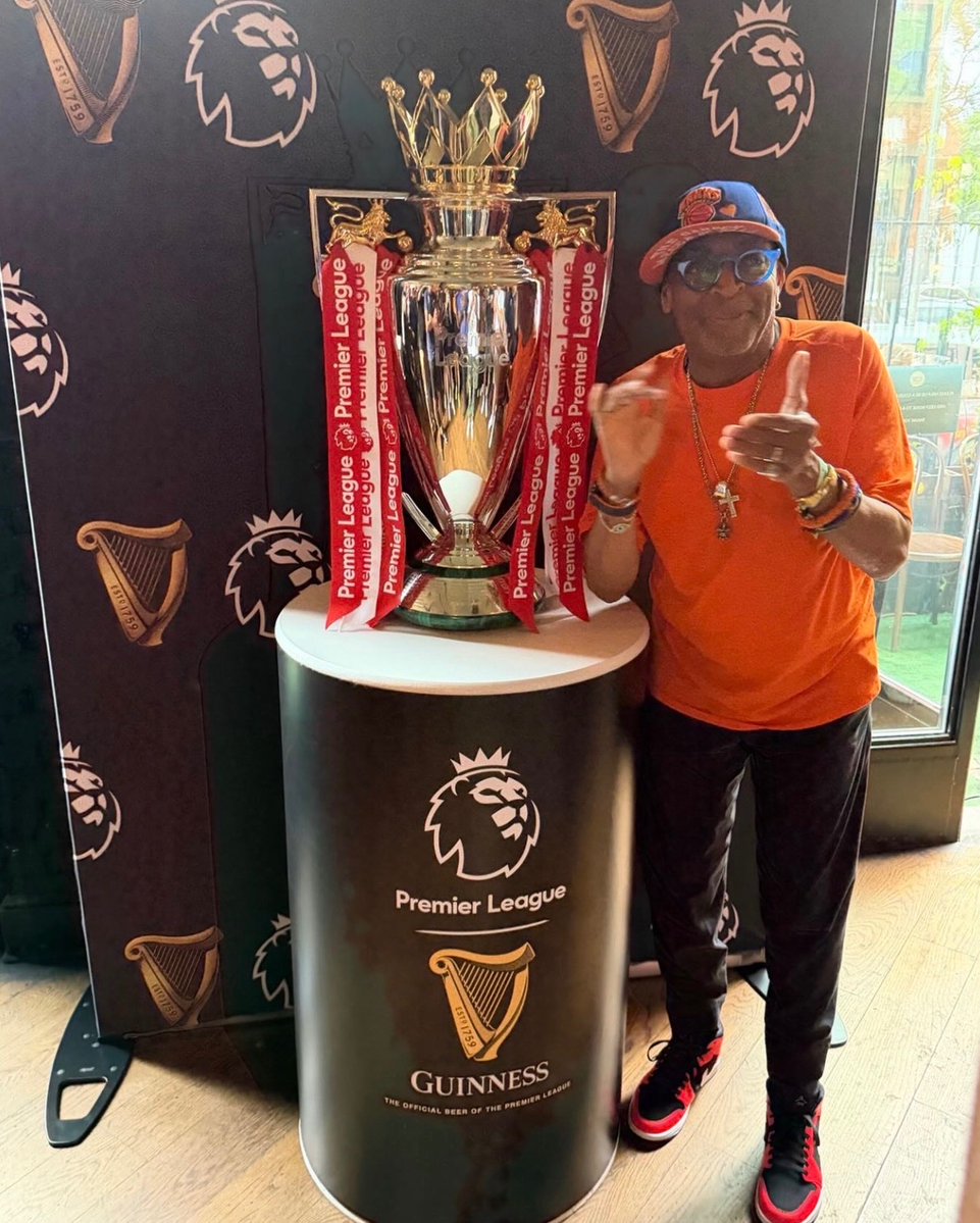 ArsenalN7's tweet photo. Spike Lee with the Premier League trophy 🏆 https://t.co/gXr29hdxI2