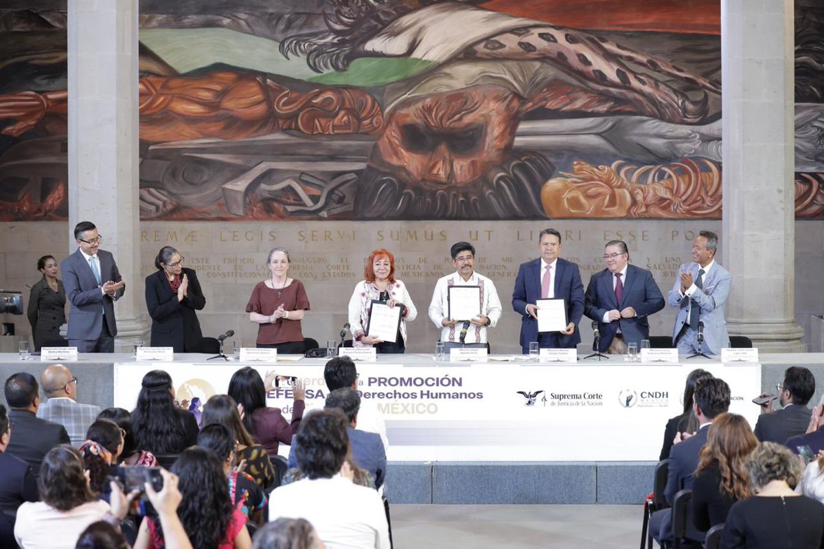 HugoAguilarOrti's tweet photo. Hoy en la @SCJN suscribimos el Acuerdo para la Promoción y Defensa de los Derechos Humanos del Pueblo de México, junto a la Comisión Nacional de los Derechos Humanos (@CNDH) y el Órgano de Administración Judicial (@OAJ_Mex), para fortalecer la protección de los derechos humanos en nuestro país.

El desafío de nuestro tiempo no es solo reconocer los derechos en la Constitución, es hacerlos realidad en la vida de las personas y las comunidades. Este acuerdo nos permitirá coordinar acciones concretas para cerrar esa brecha.

Los derechos humanos son el faro que orienta nuestro quehacer institucional, por eso, este compromiso apunta hacia una justicia más cercana al pueblo, incluyente y comprometida con la dignidad, el bienestar y la paz, una #JusticiaRealYVerdadera para todas y todos.