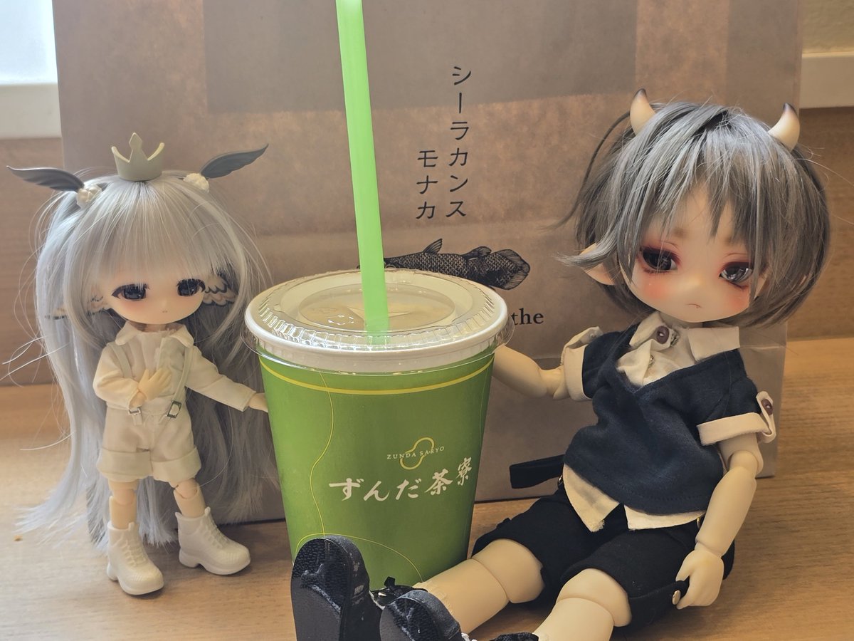 batorako's tweet photo. 東北物産大会で買ったずんだシェイクとシーラカンスモナカ
#DOLLIPOP #酒呑童子 #ピコドー https://t.co/3jNzIuUvHP