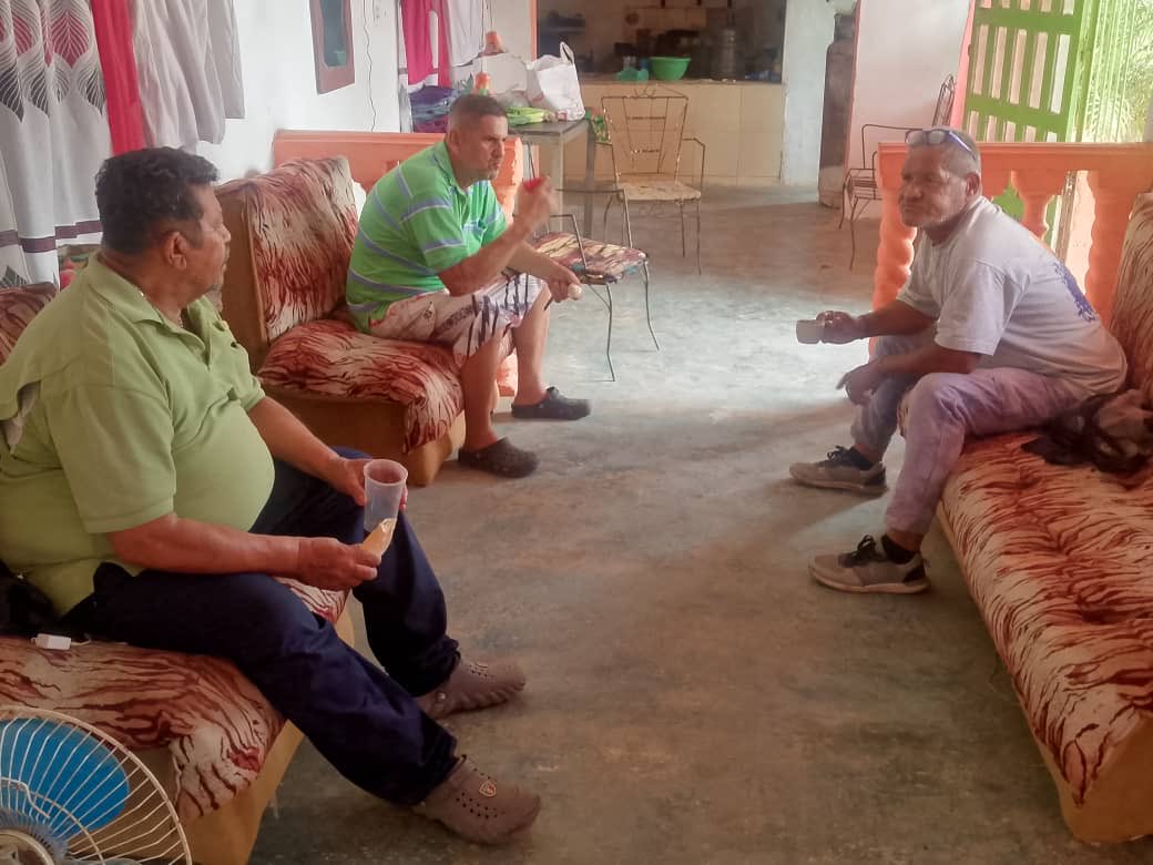 adsecgral_cbobo's tweet photo. CES Carabobo.

Jueves 04/06/26. 4 pm. 

Programa:
AD visita tu casa

Actividad:
Noel Rivas y Francisco Suárez del Comité Municipal los Guayos visitan y comparten con el compañero Orlando Henríquez en el sector El Roble.

Con Organización y Disciplina, AD se crece! https://t.co/l1iP0x317C