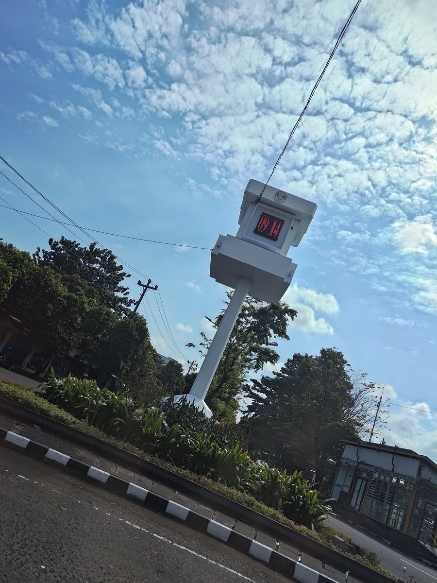 yahkurn's tweet photo. Jam analog di sebelah bunderan Samsat Jogja diganti dengan jam digital.
Walaupun memang nilai sejarahnya tidak seklasik jam di seberang pasar Beringharjo, tetap saja sayang sebenarnya.
Sepertinya ini mengantisipasi anak sekarang yang kurang paham baca jam analog https://t.co/0DEIiHkjGN