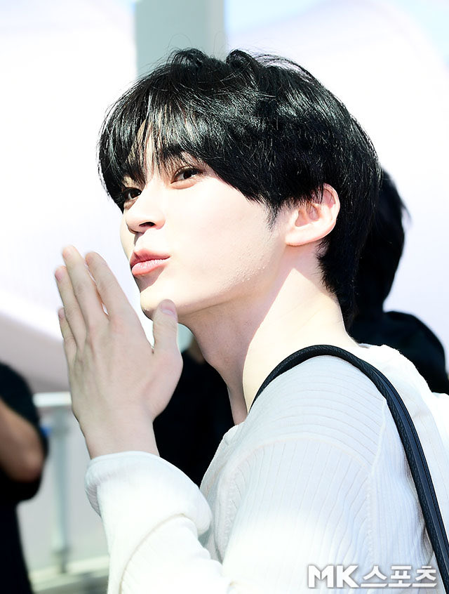 shb_zip's tweet photo. 260605 출국 기사사진 #성한빈 

제로베이스원 성한빈 ‘달콤한 손키스’ 
https://t.co/bWso3Tbot9

제로베이스원 성한빈 ‘만찢남 비주얼’
https://t.co/l63t3cNQqE

제로베이스원 성한빈 ‘귀여운 볼찌빵’
https://t.co/hr6BD6ITsS https://t.co/DxteCXKNA7