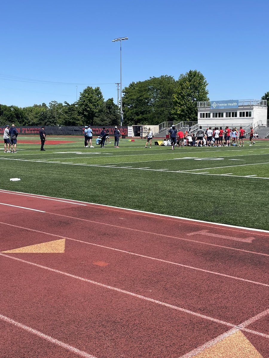 DomSnelling's tweet photo. Beautiful weather this week at @DaytonFootball  camp.  Special thanks to Dayton Fire Department for bringing the huge ladder truck and cooling all of us down! #goflyers https://t.co/NYXivufuhf