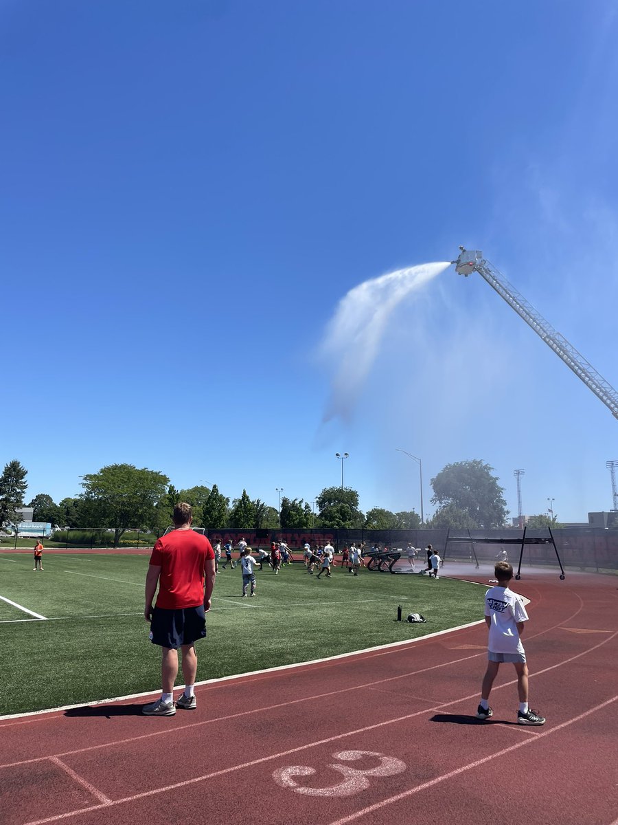 DomSnelling's tweet photo. Beautiful weather this week at @DaytonFootball  camp.  Special thanks to Dayton Fire Department for bringing the huge ladder truck and cooling all of us down! #goflyers https://t.co/NYXivufuhf