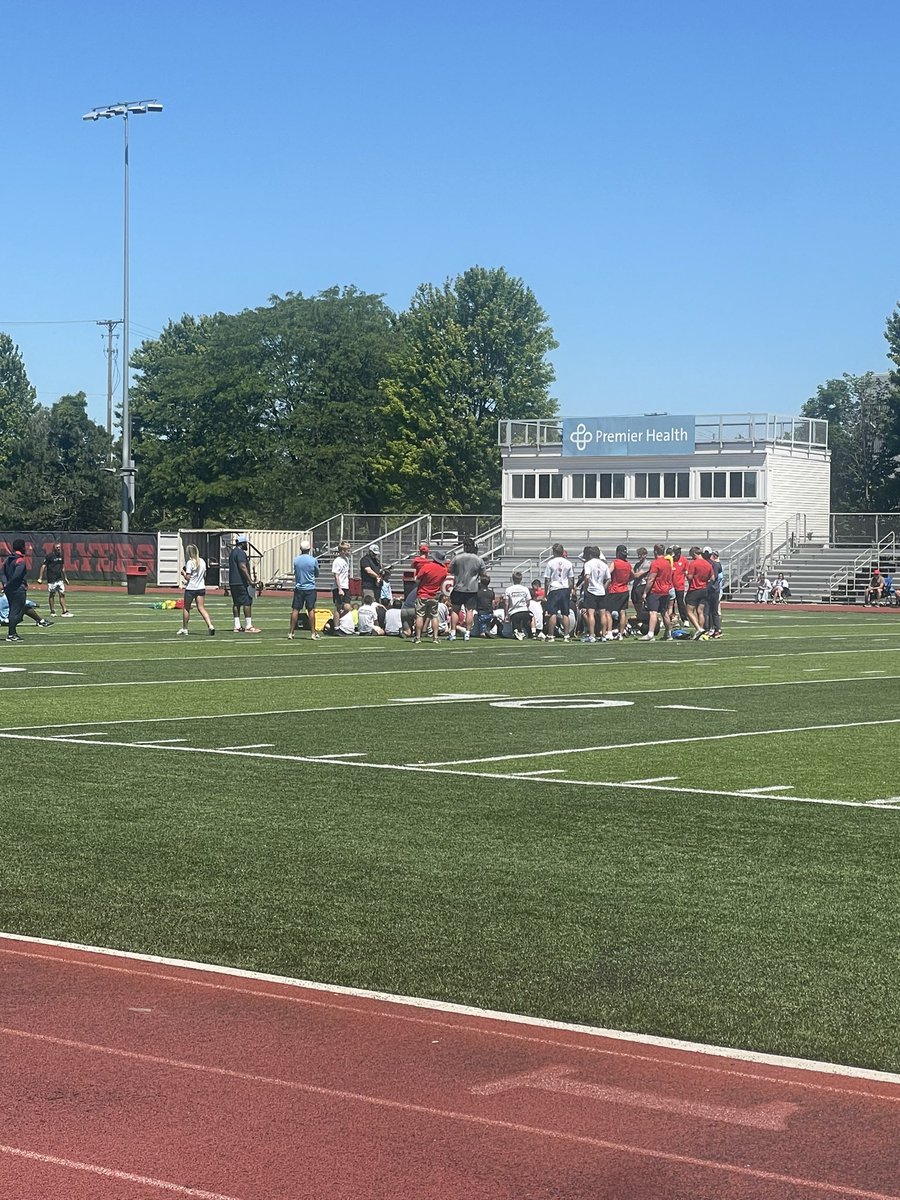 DomSnelling's tweet photo. Beautiful weather this week at @DaytonFootball  camp.  Special thanks to Dayton Fire Department for bringing the huge ladder truck and cooling all of us down! #goflyers https://t.co/NYXivufuhf
