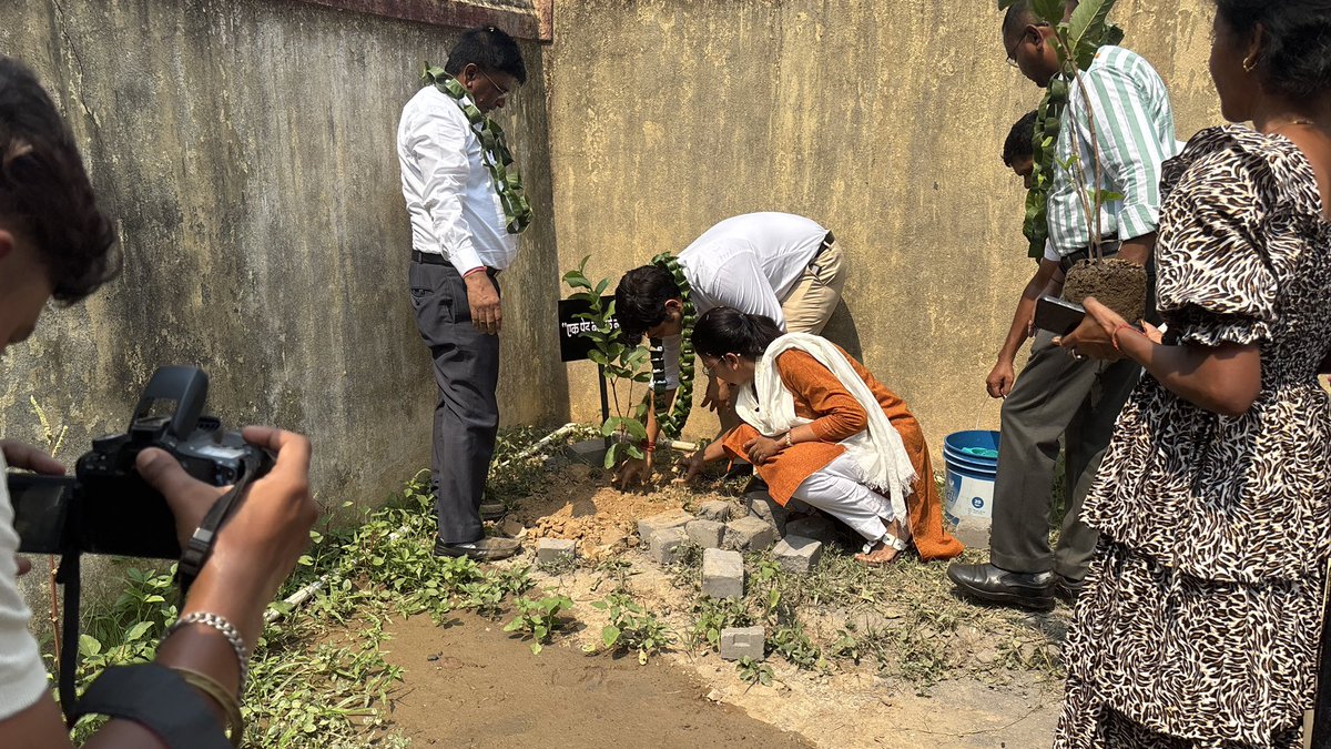 kuwarsachinkr's tweet photo. #स्वच्छ गाँव #सुरक्षित जलवायु अभियान के अंतर्गत सदर प्रखंड के नरसंडा पंचायत परिसर में “एक पेड़ माँ के नाम” कार्यक्रम के तहत पौधारोपण किया गया। इस अवसर पर #dc सर द्वारा पौधे लगाकर पर्यावरण संरक्षण और हरित भविष्य का संदेश दिया और माहवारी स्वच्छता शपथ दिलाई गई!
@jjmpsinghbhum https://t.co/tdCdE5L6gK