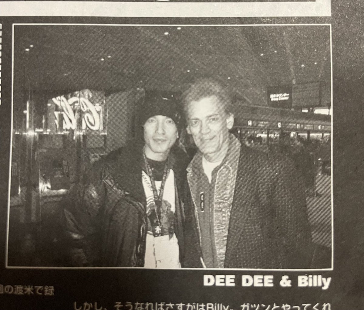 BILLY_mil9's tweet photo. 今日は DEE DEEの命日
一緒に撮った写真が唯一これしかない気がする
あんなに良くしてもらったけど
意外とそんなものなのかなぁ
最初会った時はRAMONESの ベーシストDEE DEEだったけど最後は優しい親父のような存在だった
まだまだロックするよ
BUGMANより最大級の愛を込めて
#DEEDEERAMONE
#RAMONES https://t.co/natDA0cHsR