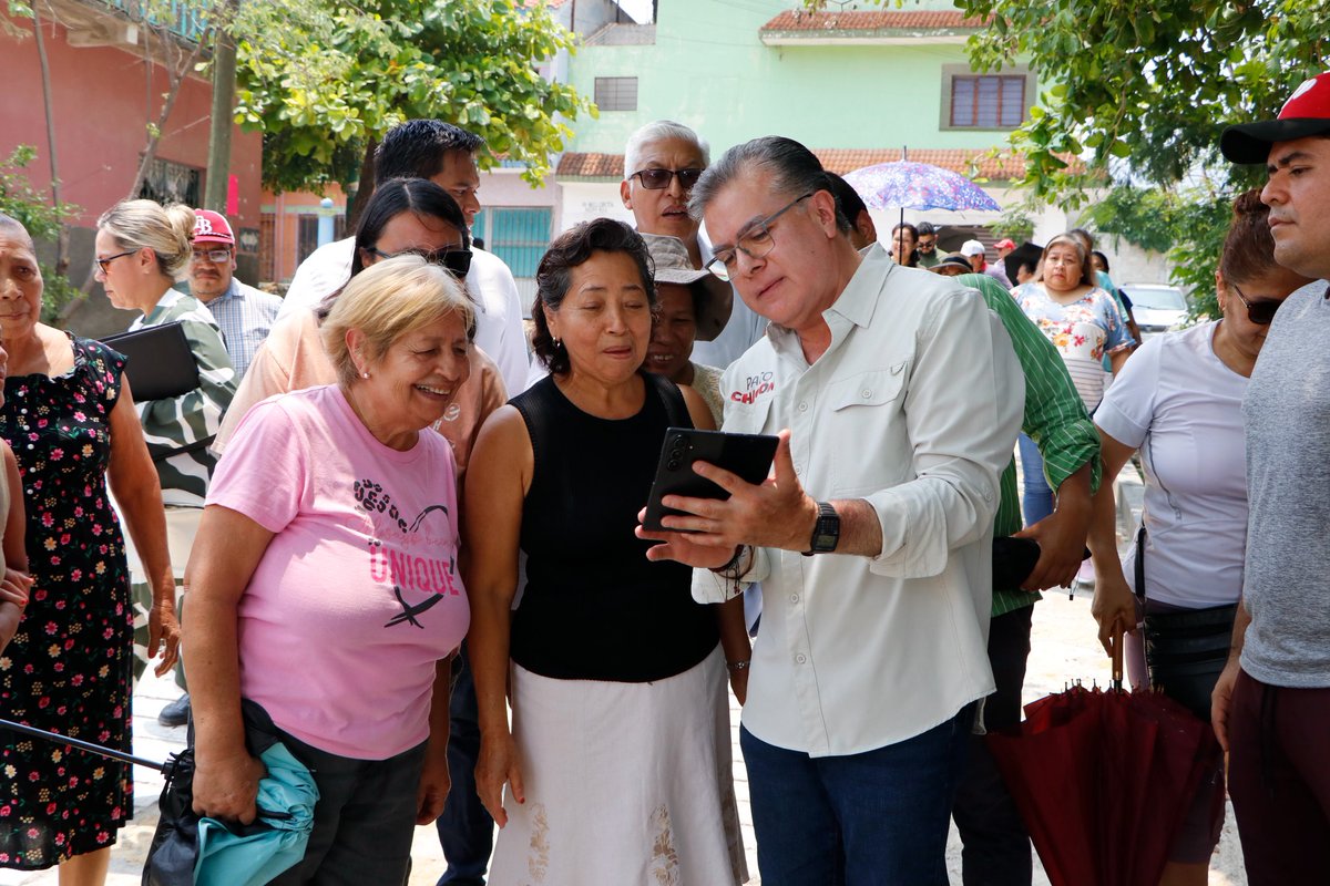 pacochacon_'s tweet photo. Mejorar nuestras calles con enfoque social es mejorar la calidad de vida de las familias de #NuestroQueridoTuxtla.

Con el programa Calles Humanistas iniciamos la obra de la calle La Rosa y supervisamos los avances de la calle Geranio en la colonia Paso Limón, para seguir construyendo vialidades más seguras y funcionales para todas y todos.

#PacoChacón
#HumanismoQueTransforma
#HumanismoEnAcción