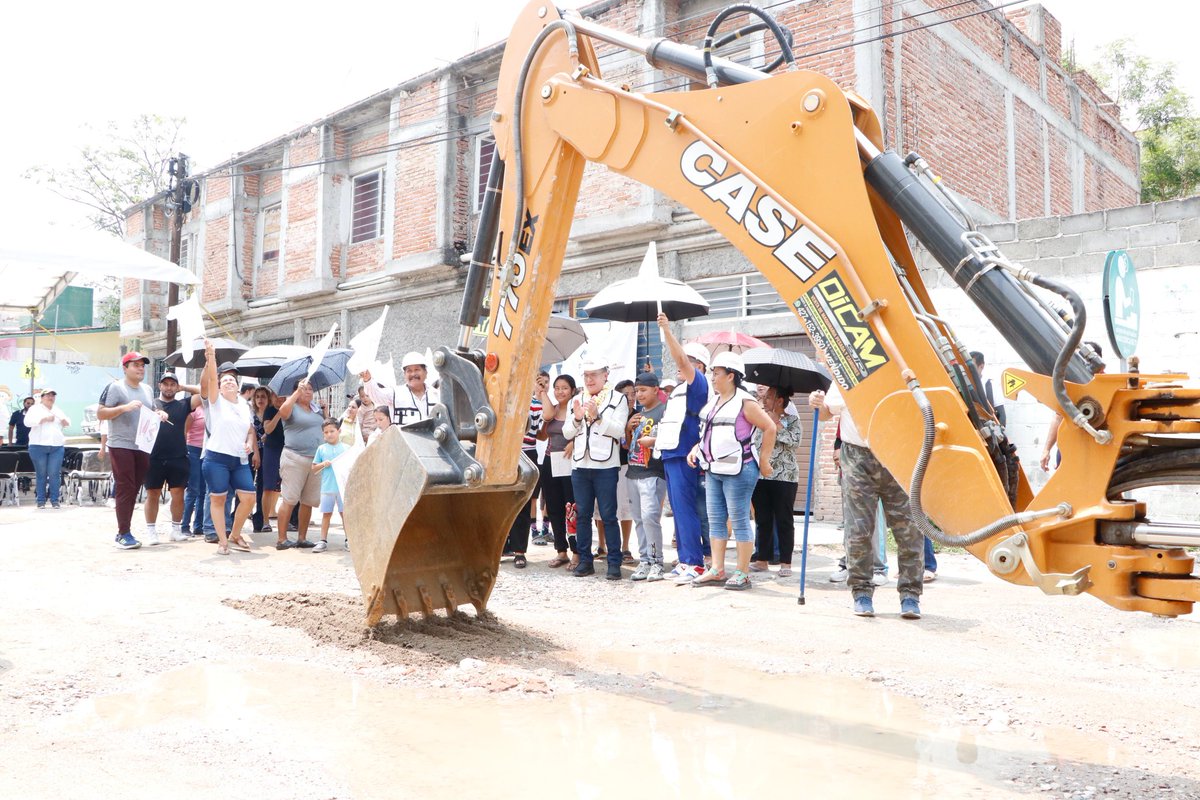 pacochacon_'s tweet photo. Mejorar nuestras calles con enfoque social es mejorar la calidad de vida de las familias de #NuestroQueridoTuxtla.

Con el programa Calles Humanistas iniciamos la obra de la calle La Rosa y supervisamos los avances de la calle Geranio en la colonia Paso Limón, para seguir construyendo vialidades más seguras y funcionales para todas y todos.

#PacoChacón
#HumanismoQueTransforma
#HumanismoEnAcción