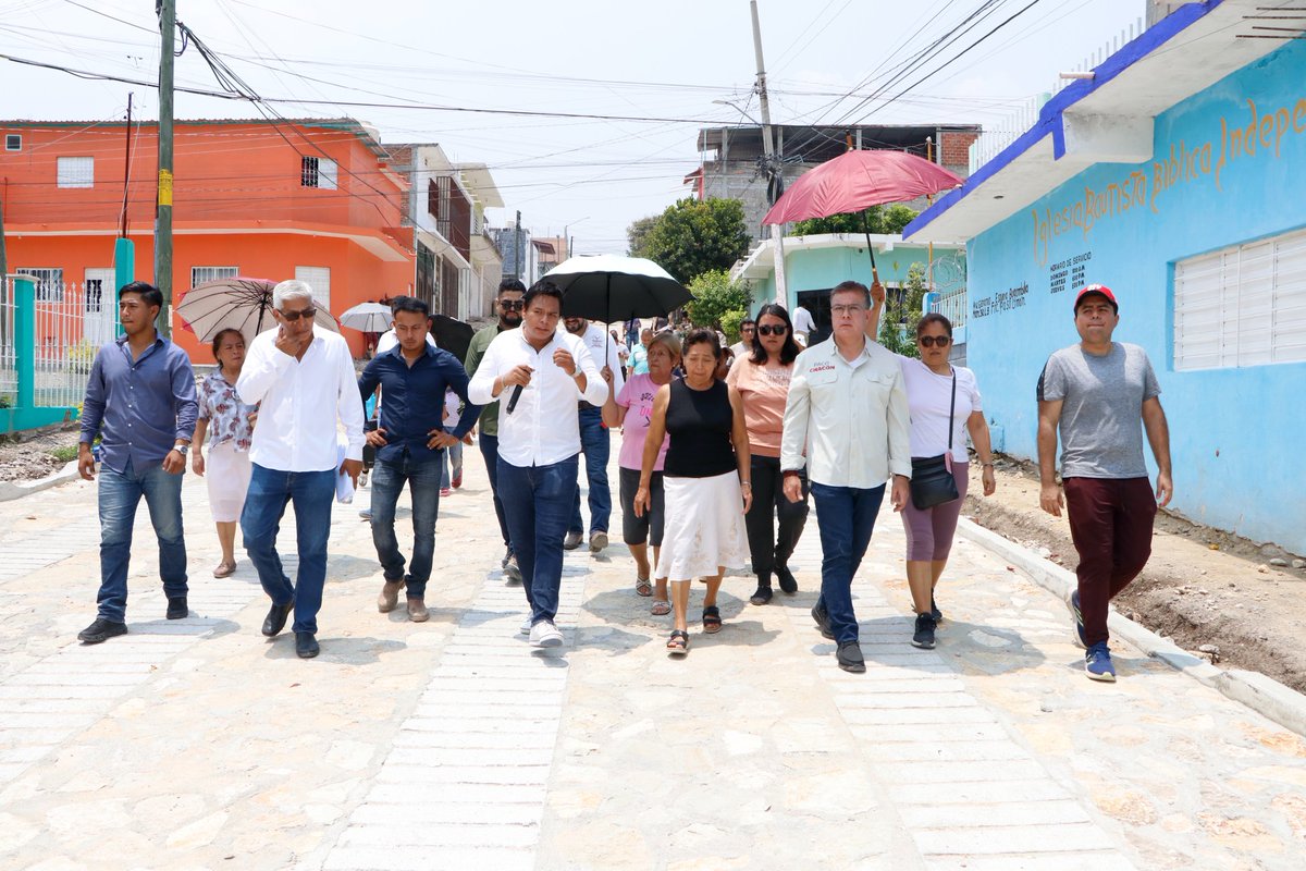 pacochacon_'s tweet photo. Mejorar nuestras calles con enfoque social es mejorar la calidad de vida de las familias de #NuestroQueridoTuxtla.

Con el programa Calles Humanistas iniciamos la obra de la calle La Rosa y supervisamos los avances de la calle Geranio en la colonia Paso Limón, para seguir construyendo vialidades más seguras y funcionales para todas y todos.

#PacoChacón
#HumanismoQueTransforma
#HumanismoEnAcción