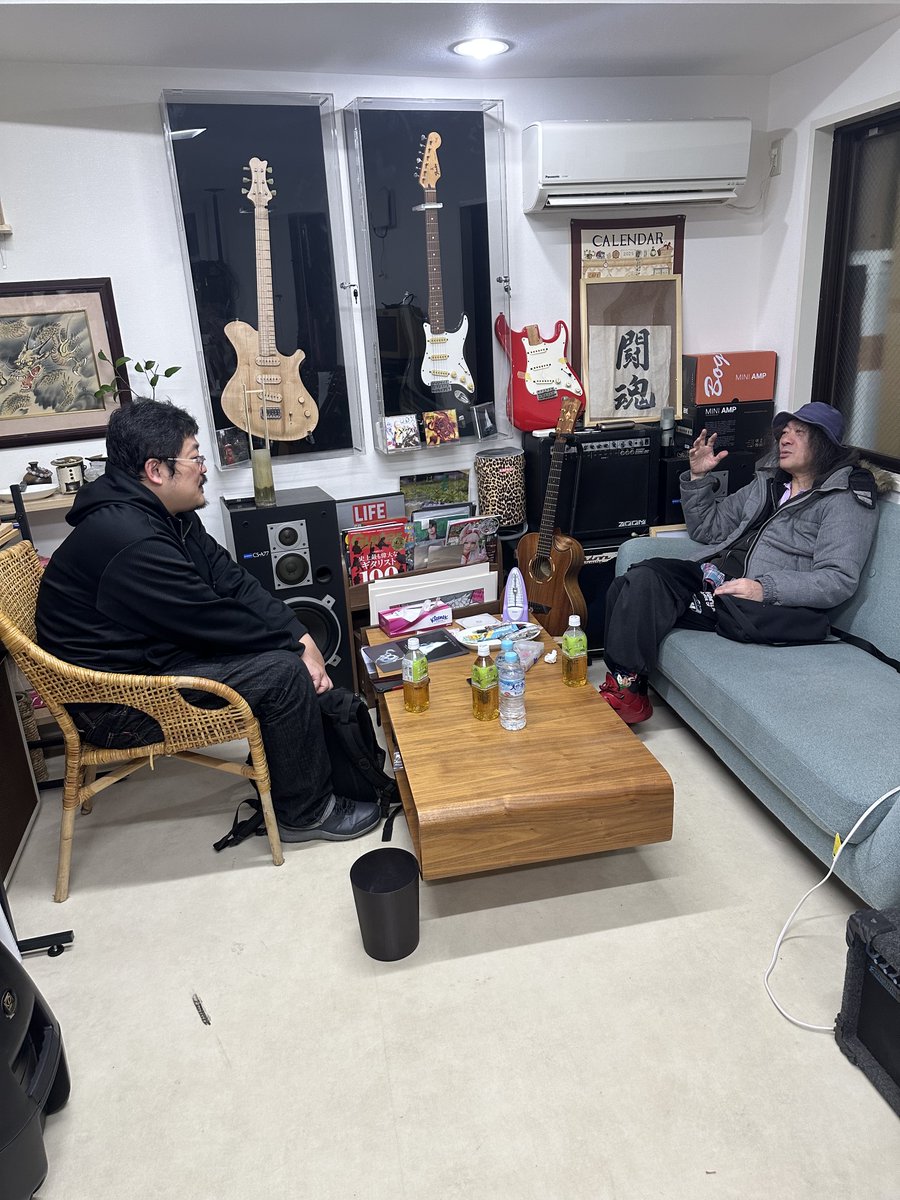RecordsZac's tweet photo. 【BOW WOW 限定盤レコード情報 その二】
「ライナーノーツ編　その一」

『BACK』『STILL ON FIRE』のライナーノーツには、YOUNG GUITAR編集部・副編集長　坂東 健太氏による特別解説を掲載。
BOWWOWへの想いが込められた楽曲の解説を頂きました。
また、ディスクユニオンと共同で開催した発売記念ミニLIVEイベントでは司会としてもご参加いただきました。

#BOWWOW
#YOUNGGUITAR
#DISKUNIONお茶の水ハードロックヘヴィメタル館
#ZACrecords
#山本恭司
#斉藤光浩
#坂東健太