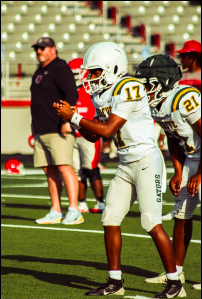 MathewsKen37056's tweet photo. Time to grind and get better day by day this summer. #kj17 #qb #shrevegators ๐ https://t.co/xpWdka9gqc