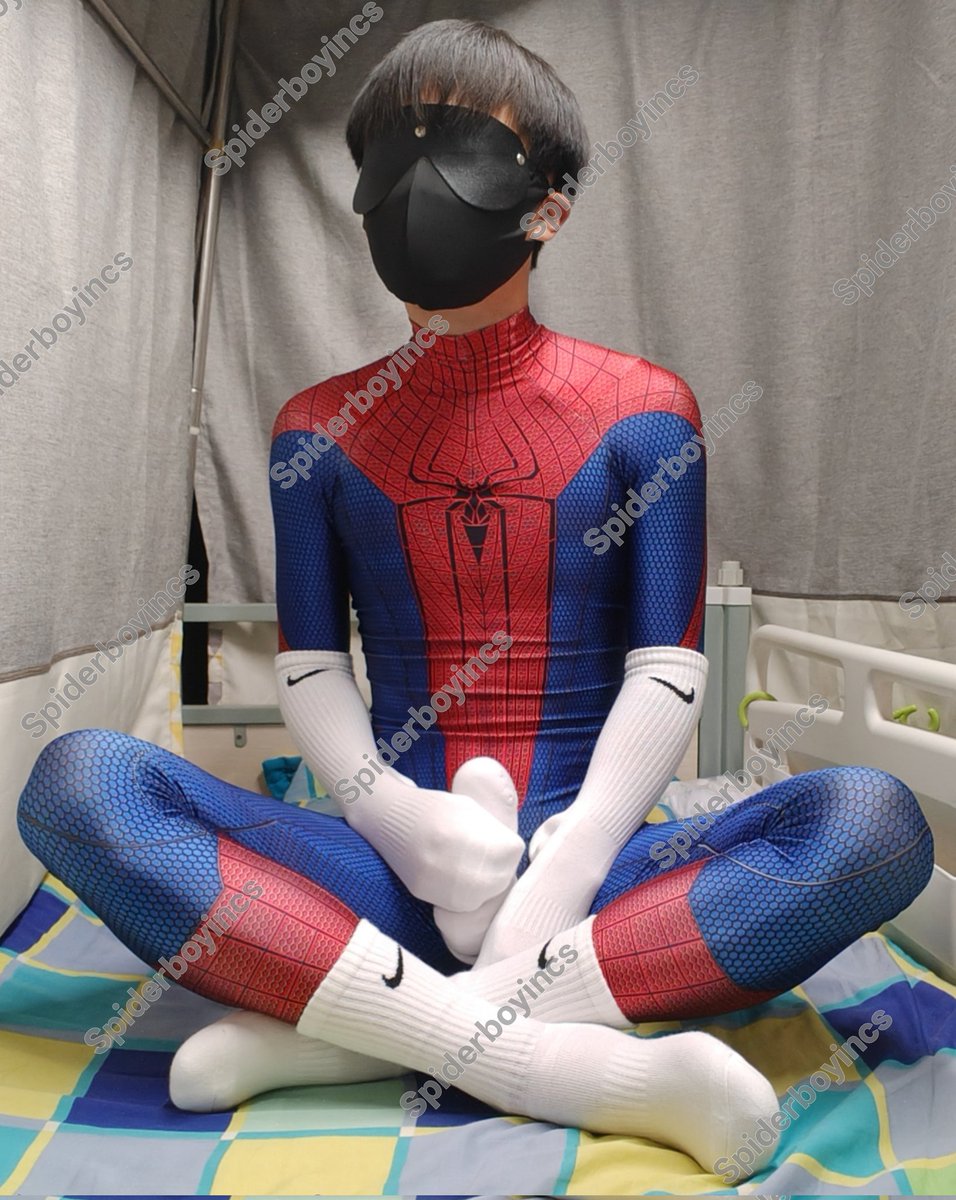 Spiderboyincs's tweet photo. 掀开床帘，是被白袜🧦束缚的蜘蛛侠🕷室友 https://t.co/GaitOlx28f