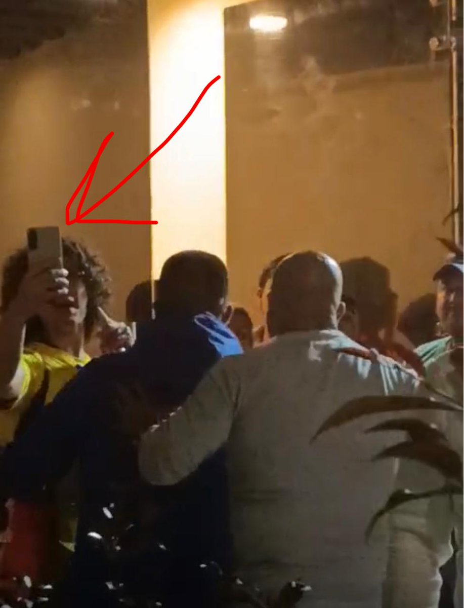 Geraldbermudez_'s tweet photo. Ese que está con camiseta de Colombia y un celular en la mano es acaso @MunirCardenas ? https://t.co/4kzXP7ERds