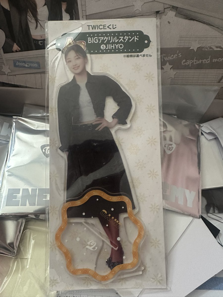 sutorobeributa's tweet photo. Also thank you to people who gave me TWICE homemade free gifts. It was amazing 
I could not bring these ACRYLIC STANDS of each members to share because it was too big to fit.
I wanted to share the Japanese Acrylic Stands with few people
#TWICE_THISISFOR_WORLD_TOUR_IN_LONDON https://t.co/qcjHFSJrmU