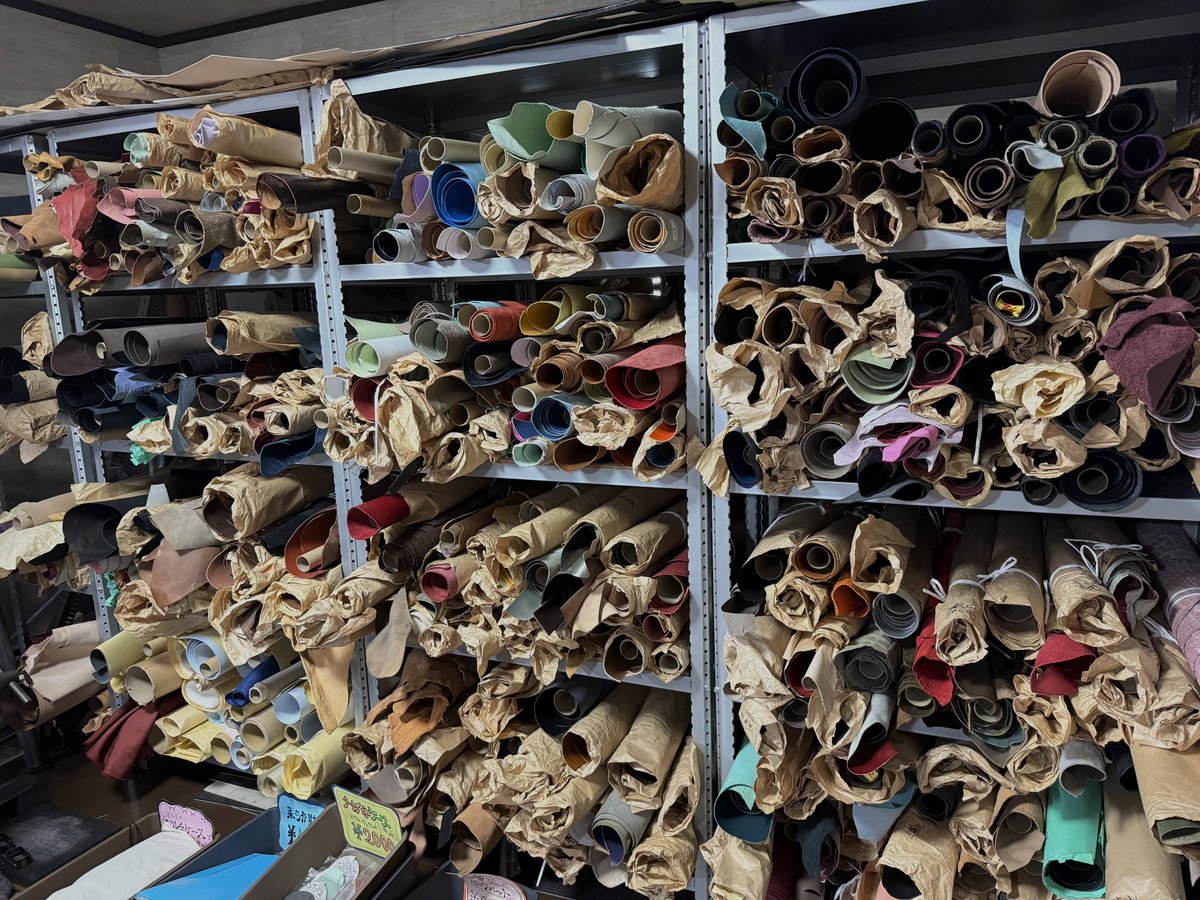 kawaitten's tweet photo. クリエイターお助けアイテム、
〝パイピングキット〟
2cm巾、90〜100cm長の革2本セット。厚さ調整済みで芯材付き。

革は何色がありますか？と聞かれますが、これだけありますのでお答えが難しい🤣リクエストをお伺いし探してご提案します。
ご注文いただいてからの裁断となります。 https://t.co/Z9qQcLimyQ