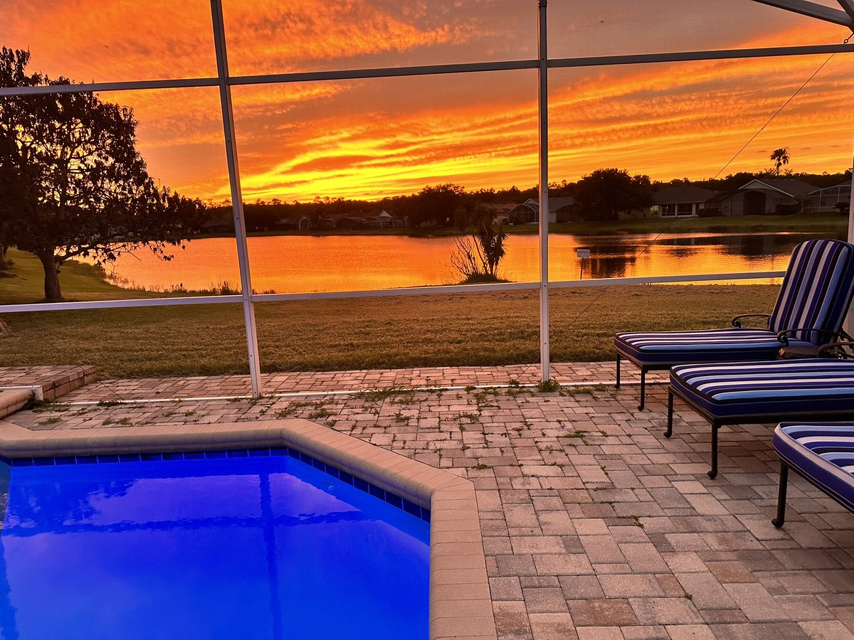 NbergWX's tweet photo. Sky on fire tonight in central Florida!

📸: Kathy Sadler | Hunter’s Creek https://t.co/hLWY4S9DZN