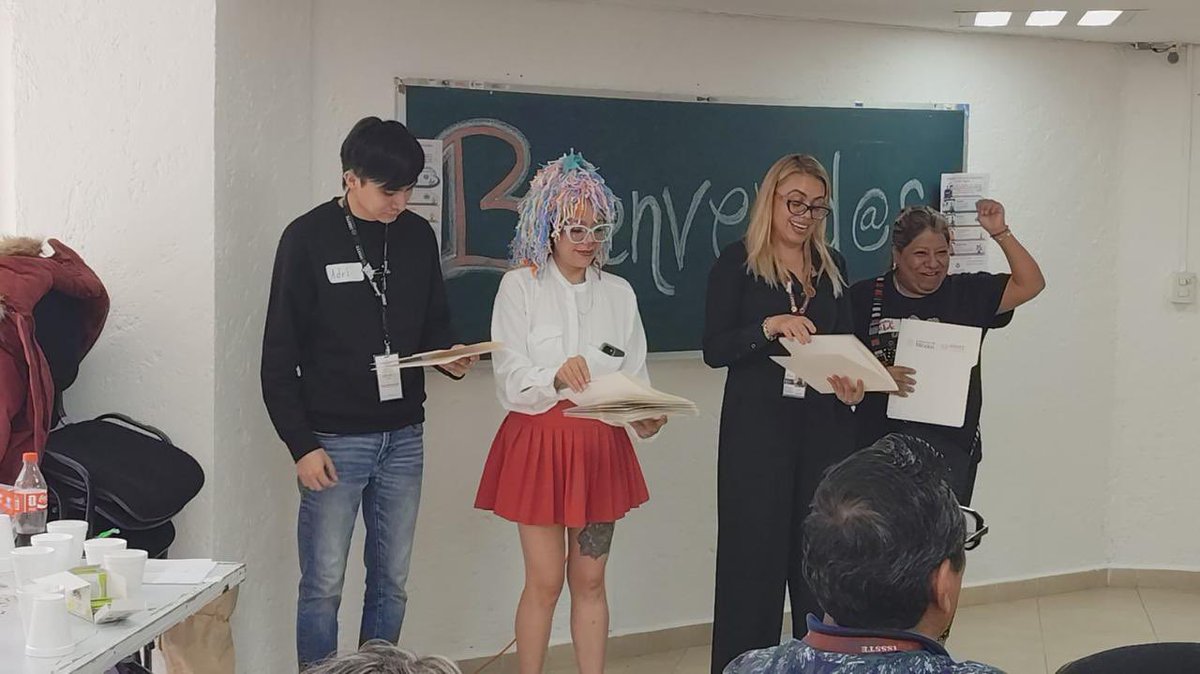 MorenoMarioB's tweet photo. 🚂 ¡Hoy todo el equipo de Trato Digno nos subimos al “Tren de las Emociones”!

Tomamos este curso-taller fundamental para el manejo de emociones, reforzando los cuatro vagones clave de nuestra labor: Empatía, Respeto, Comunicación y Contención. 

Este tipo de herramientas son indispensables para transformar la atención diaria en un verdadero acto de humanismo y vocación, asegurando que nuestros derechohabientes se sientan siempre escuchados, valorados y respetados.

Quiero agradecer profundamente a las personas que hicieron posible este espacio: a la Directora @RocioVillarauz , al Mtro. Eli Evangelista y a la Mtra. Georgina Becerril @Galletacv . 

Seguimos capacitándonos y llevando estas herramientas directo al territorio, porque en el @ISSSTE_mx , el bienestar emocional y la dignidad son nuestra prioridad. 💼❤️