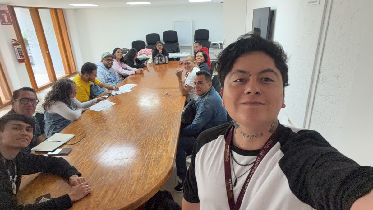 MorenoMarioB's tweet photo. 🚂 ¡Hoy todo el equipo de Trato Digno nos subimos al “Tren de las Emociones”!

Tomamos este curso-taller fundamental para el manejo de emociones, reforzando los cuatro vagones clave de nuestra labor: Empatía, Respeto, Comunicación y Contención. 

Este tipo de herramientas son indispensables para transformar la atención diaria en un verdadero acto de humanismo y vocación, asegurando que nuestros derechohabientes se sientan siempre escuchados, valorados y respetados.

Quiero agradecer profundamente a las personas que hicieron posible este espacio: a la Directora @RocioVillarauz , al Mtro. Eli Evangelista y a la Mtra. Georgina Becerril @Galletacv . 

Seguimos capacitándonos y llevando estas herramientas directo al territorio, porque en el @ISSSTE_mx , el bienestar emocional y la dignidad son nuestra prioridad. 💼❤️