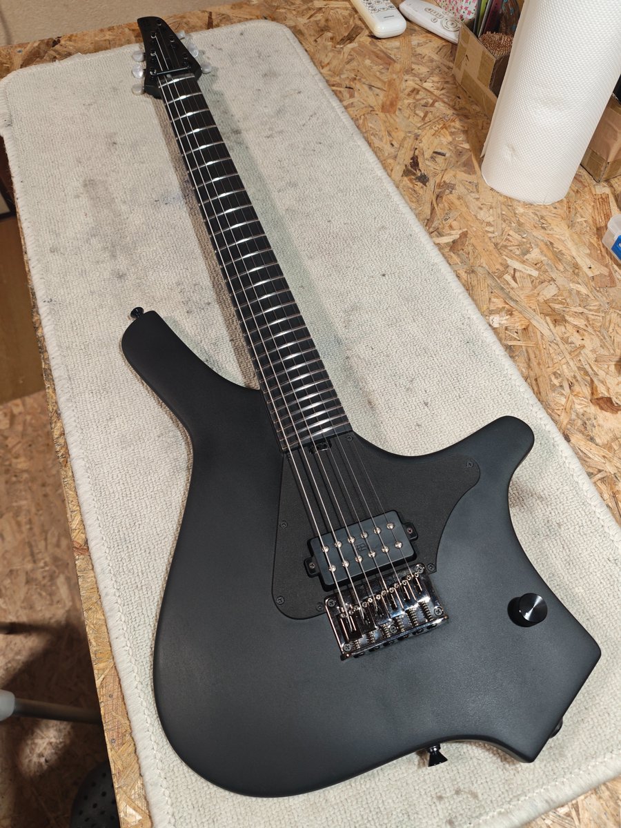 REV_YUYA's tweet photo. 半年前にプロトで試作した# 078のRAY6ULをより実用的にリファイン、近日中に売りに出します。
ヘッド有+6弦1ハムステンフレット27F、総重量1847gという異常な軽さ&amp;薄さの異端ギターに興味ある人は軍資金確保しておいてください。 https://t.co/DZEKG7rMCo