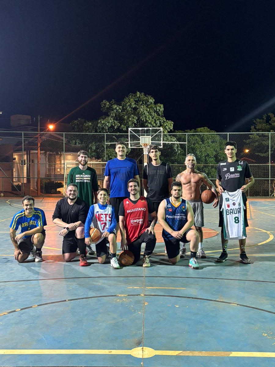 xvrgraphics's tweet photo. Basketball é simples:
Correr e saltar lek
É esforçado? Presta o Enem
É bonzinho? Namora a minha irmã 
no meu time só joga quem mete a bola na cestinha https://t.co/iBSijKqAUC