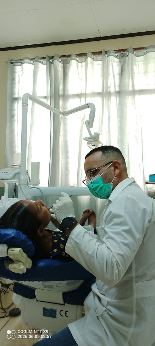 cubacooperatlap's tweet photo. El Dr. Daniel Armas Cruz  EGI de la #BMCTL en #APSDili  con compromiso y dedicación garantiza  la atención estomatológica a la población infantil ,para lo cual realiza examen bucal y actividades de promoción y curacion, de vital importancia para este grupo de edades
#CubaCoopera https://t.co/MOL73jWI4N