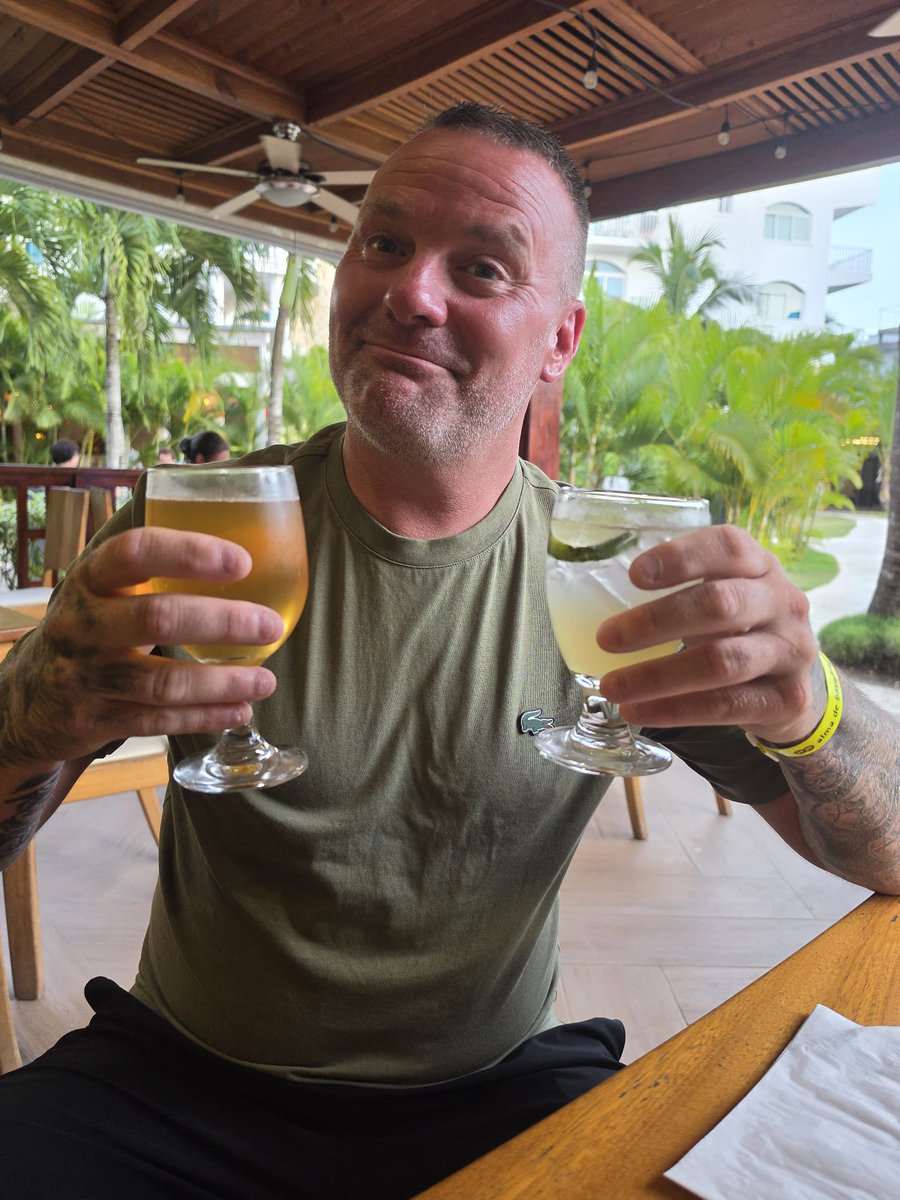 gazmax01's tweet photo. 8 more days to go tan is coming along nicely can’t beat the Caribbean 👌🌞🍺 https://t.co/w5LHeubVdt