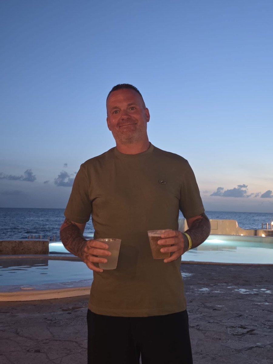 gazmax01's tweet photo. 8 more days to go tan is coming along nicely can’t beat the Caribbean 👌🌞🍺 https://t.co/w5LHeubVdt